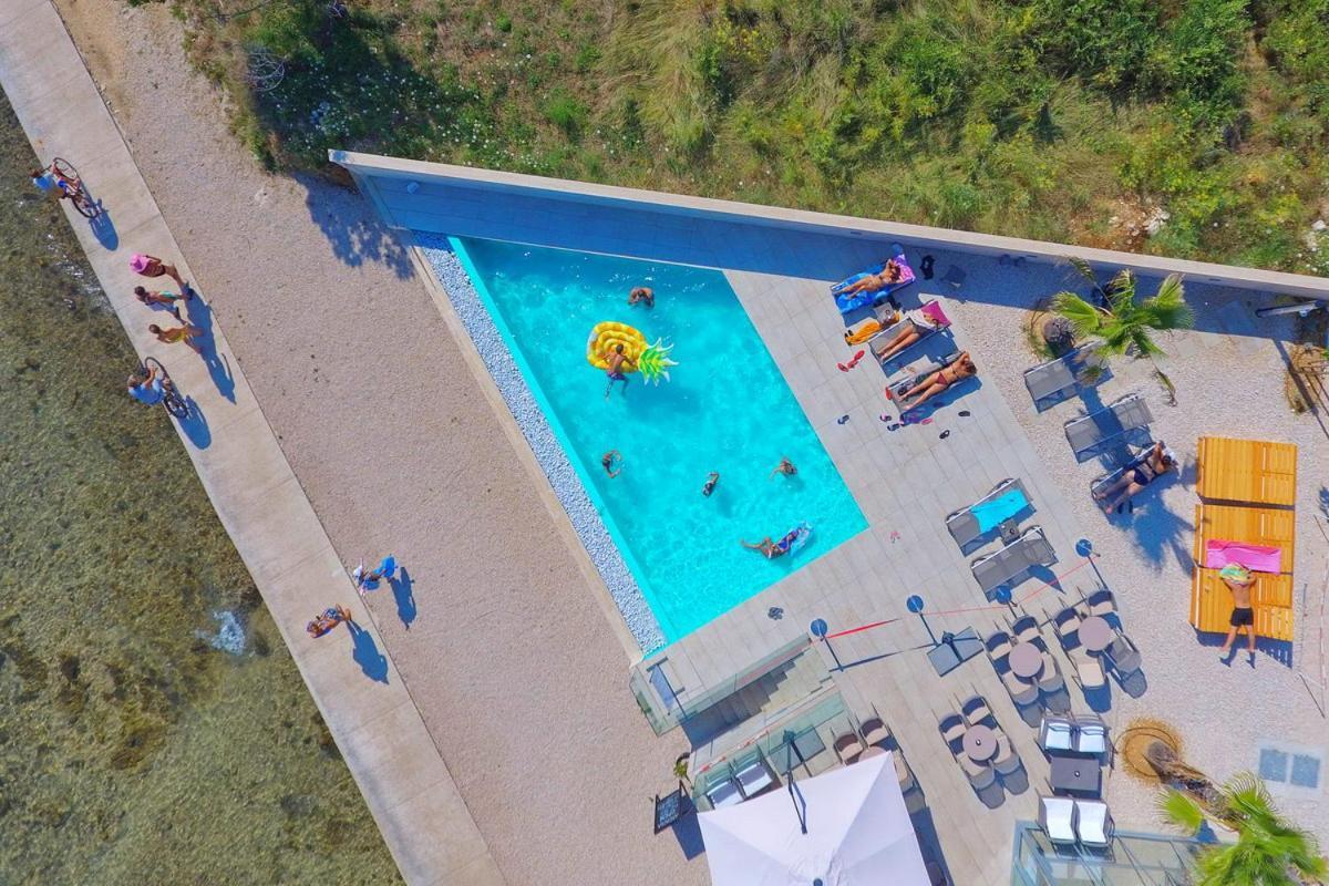 Arcadia Eco-Luxe Mobile Homes With Infinity Pool By Oiko Collection Привлака Екстериор снимка